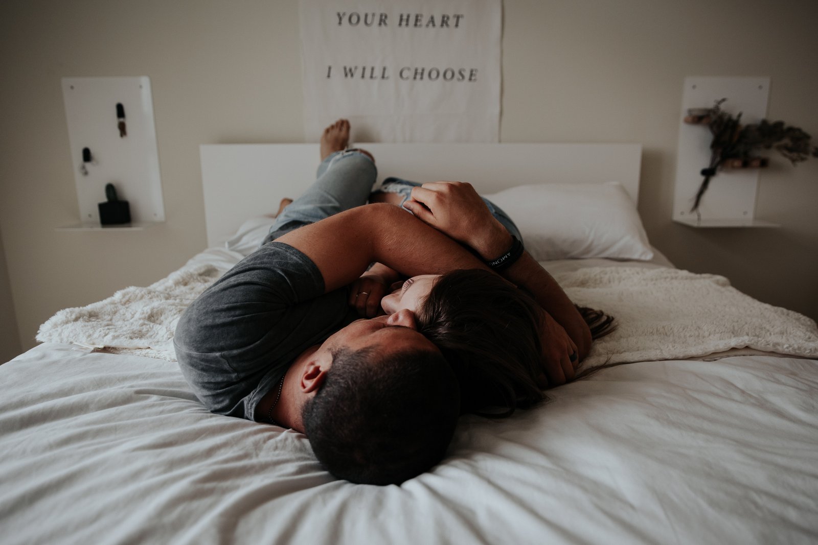 Erektsioonihäirete või potentsiaaliprobleemideta mees lamab voodis naise kõrval, mõlemad koos kallistavad.