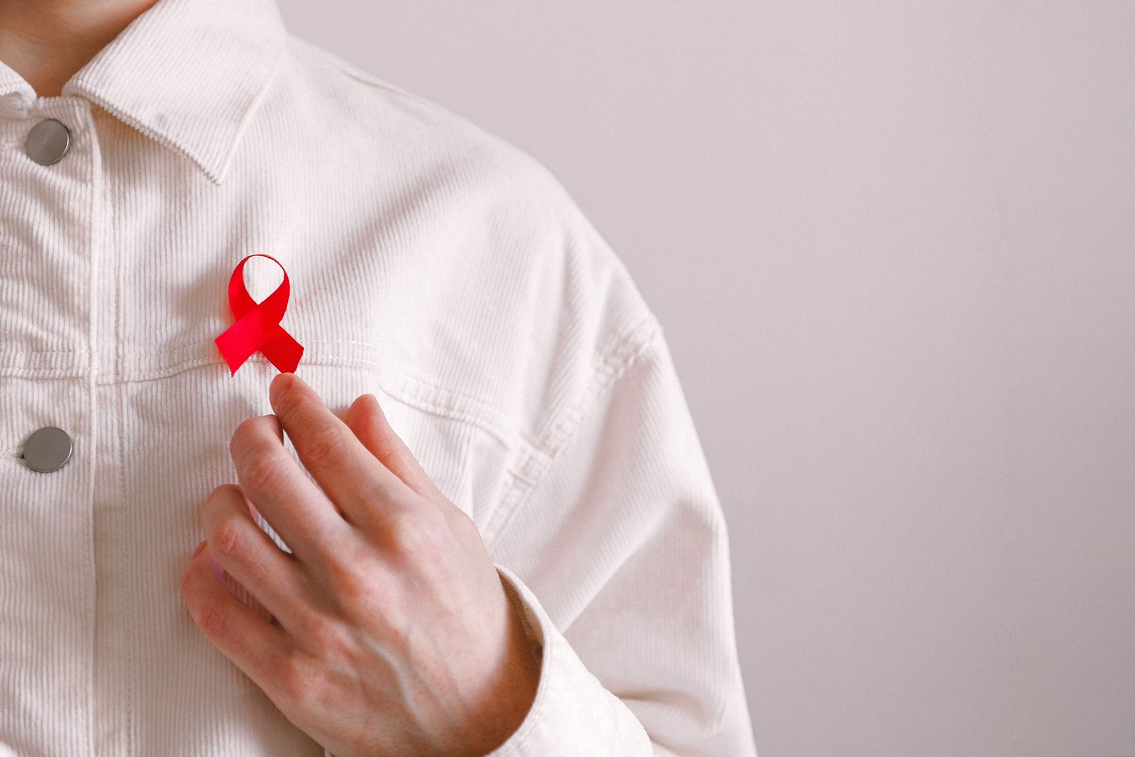 Mees punase lindiga särgil ülemaailmsel AIDSi päeval